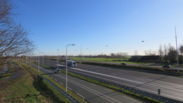 838778 Gezicht op de A12 vanaf het viaduct in de Reijerscopsche Overgang te Harmelen (gemeente Woerden), richting De Meern.